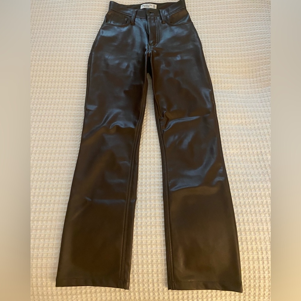 ABERCROMBIE 90s straight ultra highrise, brown leather, size 23SHORT CURVE LOVE